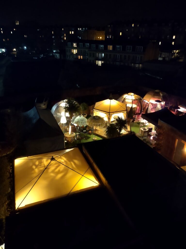 Plate restaurant at night