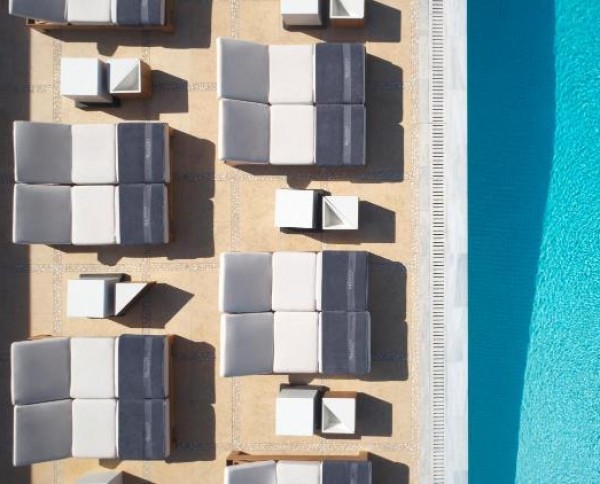 Bill & Coo Suites and Lounge