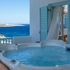 Honeymoon suite with outdoor jacuzzi